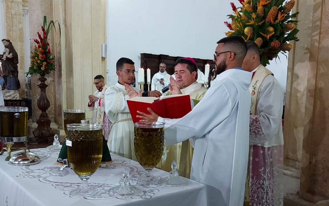 Missa do Crisma e da Unidade reúne 230 sacerdotes na igreja catedral
