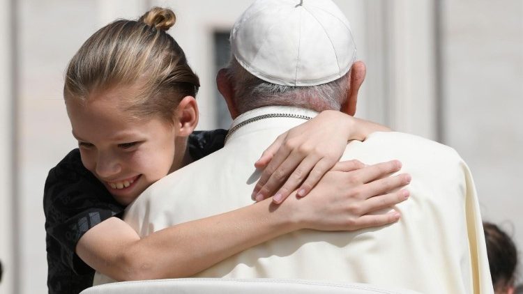 Vaticano: 6 mil netos com seus avós encontram o Papa no sábado