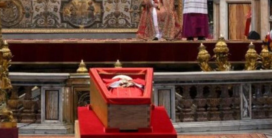 Em 25 de abril, o rito de fechamento do caixão do Papa Francisco