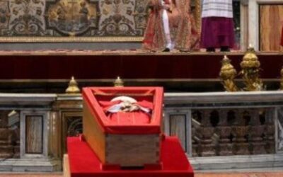 Em 25 de abril, o rito de fechamento do caixão do Papa Francisco