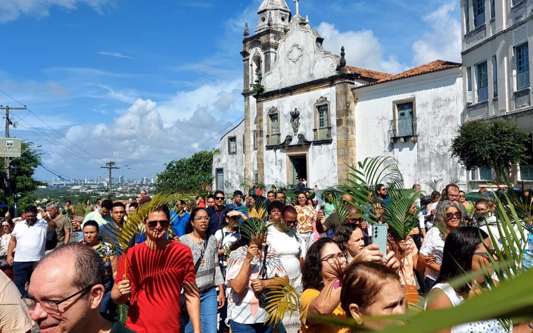 Missa de Ramos lota Catedral do Santíssimo Salvador de fiéis e turistas