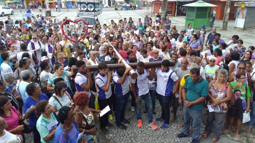 Quarta-feira da Semana Santa é dia de Via Sacra da Fraternidade. Povo carrega cruz de madeira pelas ruas do centro comercial do Recife.