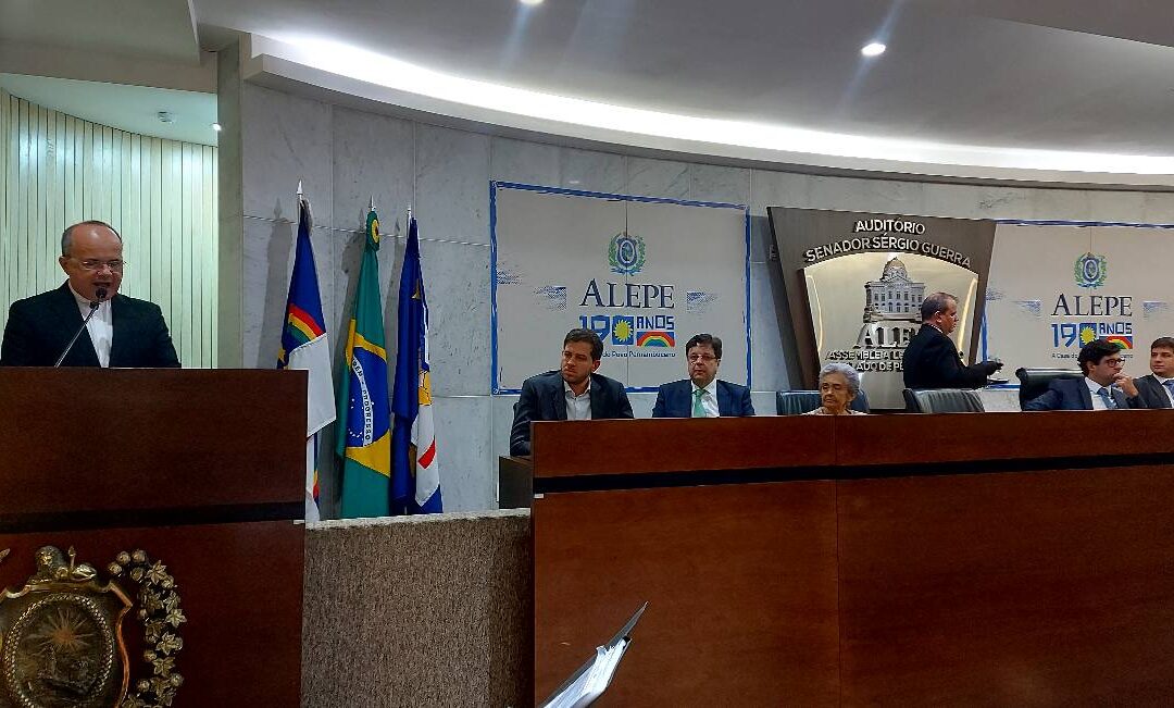 Monsenhor Luciano Brito recebe título de Cidadão Pernambucano