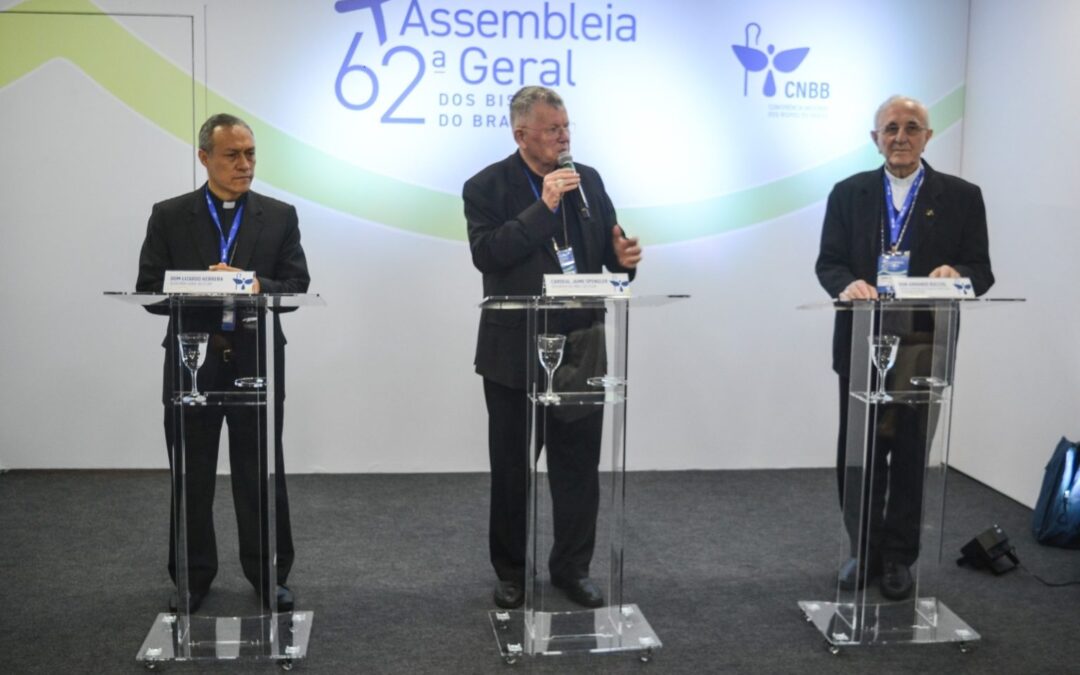 Bispos destacam sinodalidade, desafios sociais e diretrizes evangelizadoras na primeira coletiva da 62ª assembleia da CNBB