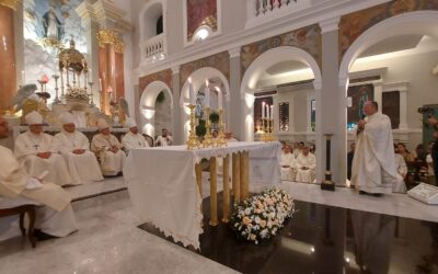 Igreja matriz de Nossa Senhora das Graças, no bairro das Graças, reabre para missas após conclusão de reforma.
