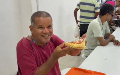 Dia da Pizza: Pizzaria Atlântico faz doação de pizzas para pessoas em situação de rua que são assistidas pela Casa do Pão