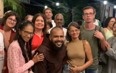 Inclusão e arte: População em situação de rua assiste a espetáculo no Teatro do Parque, no Recife